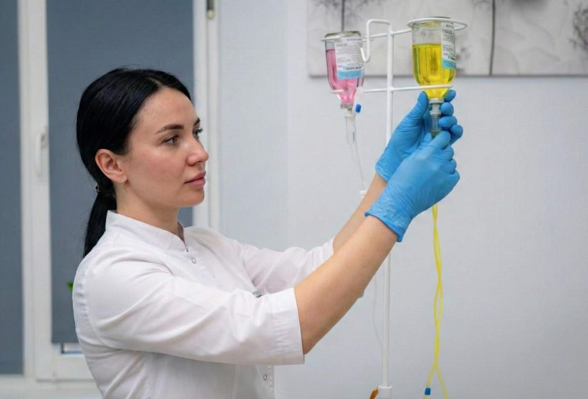 Медсестра Анна ставит капельницу